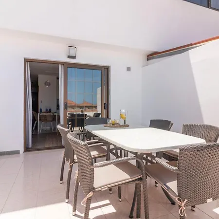 Lägenhet New* With Terrace And Sea Views